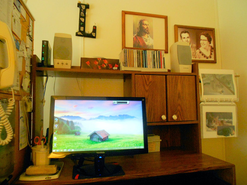 20140313 officeDeskArea.jpg